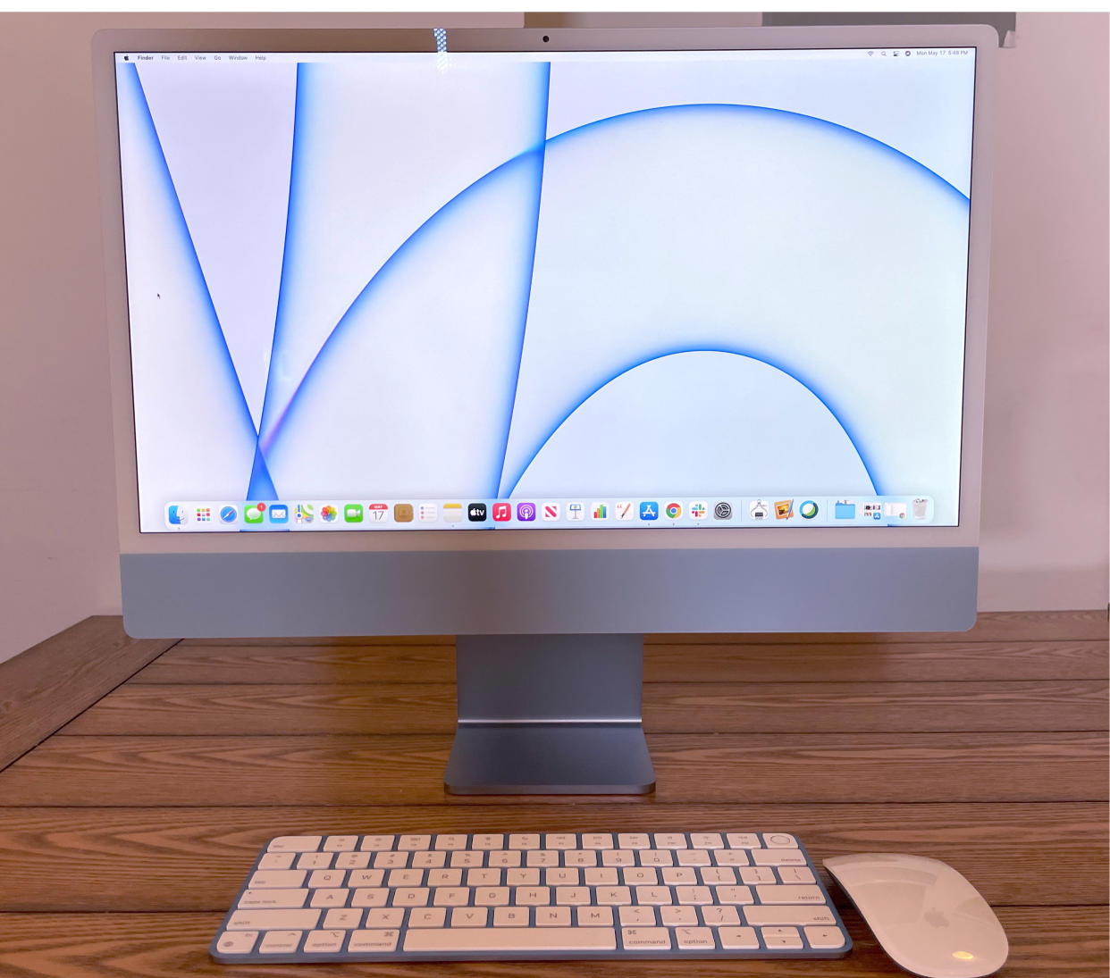 The iMac offers a minimalistic aesthetic thanks to its single power cable. (Image: Howley)