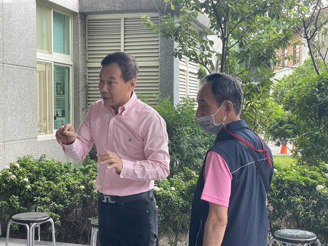 國民黨台北市中正、萬華立委參選人鍾小平今批評，北市府出錢買疫苗，中央卻硬塞大家擔心有問題的高端，簡直把老百姓當白老鼠。（蔡佩珈攝）