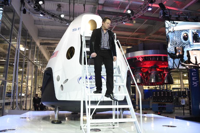 Elon Musk, creador de SpaceX, con una de sus cápsulas espaciales. (AFP)