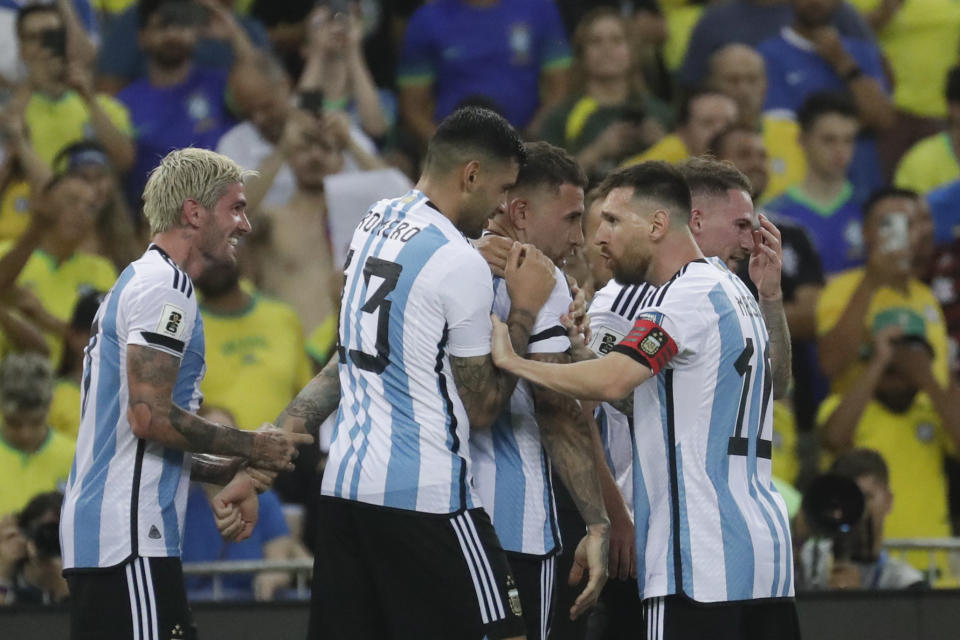 Nicolás Otamendi (centro) celebra tras marcar el primer gol de Argentina en el partido contra Brasil en las eliminatorias del Mundial 2026, el martes 21 de noviembre de 2023, en Río de Janeiro. (AP Foto/Bruna Prado)