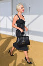 <p>También llamó la atención por llevar el bolso Céline que marca el debut de Hedi Slimane. </p>