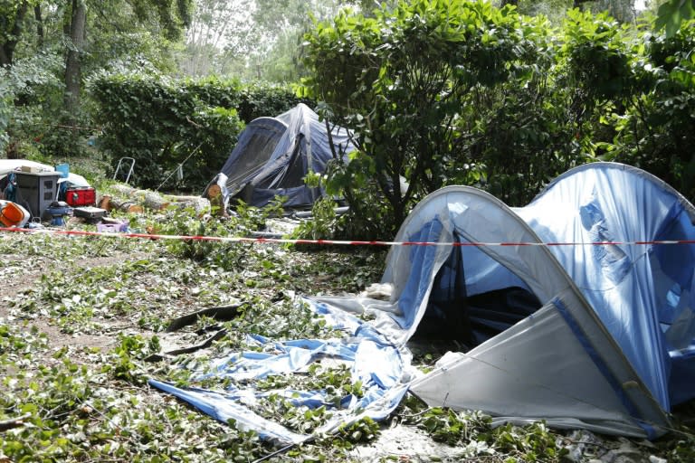 Dans le camping de Sagone, en Corse, où la chute d'un arbre sur un bungalow a tué une adolescente de 13 ans, le 18 août 2022 (AFP - Pascal POCHARD-CASABIANCA)