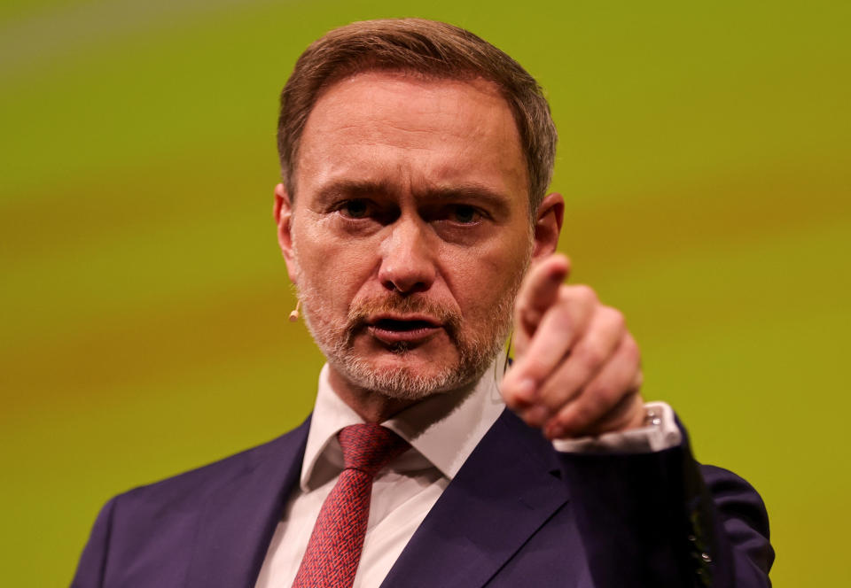 Finanzminister Christian Lindner spricht und deutet mit dem Finger in die Kamera