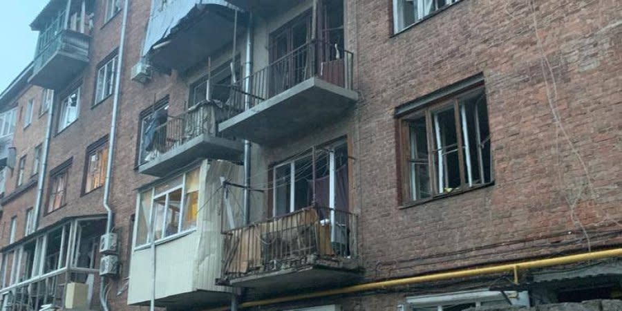 A shell of the Russian occupiers hit the yard of a residential building in the center of Kharkiv