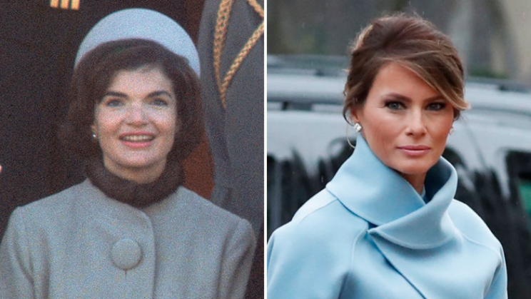 C'est donc finalement dans un ensemble bleu layette constitué d'une robe ajustée, surmontée d'un boléro à col montant, accessoirisé de longs gants assortis et talons coordonnés que Melania Trump enfile ce vendredi les habits de First Lady. Un ensemble qui rappelle indéniablement la tenue de Jackie Kennedy, cinquante-six ans plus tôt, en manteau, chapeau et gants du même bleu. Crédit photo : capture d'écran