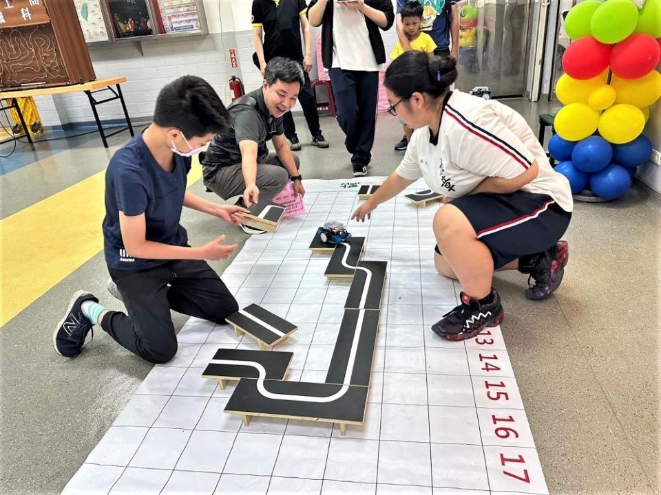 《圖說》豫章工商親子場循跡自走車競賽體驗。〈教育局提供〉