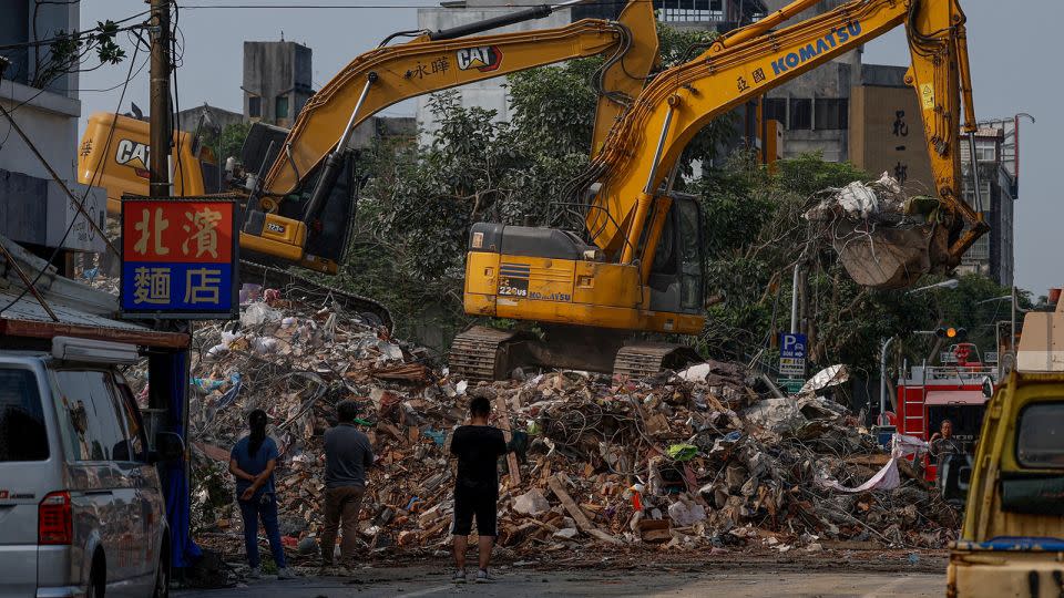 Workers demolish a damaged building following the earthquake, in Hualien, Taiwan April 4, 2024. - Tyrone Siu/Reuters