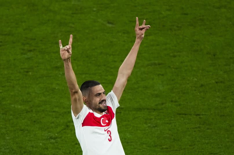 Merih Demiral, de Turquía, celebra tras marcar el segundo gol de su equipo durante un partido de octavos de final entre Austria y Turquía.