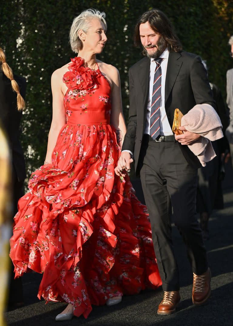 Alexandra Grant y Keanu Reeves llegando a la MOCA Gala en Los Ángeles. El actor enterneció a todos los presentes con un gesto: llevó la cartera y el chal de su mujer mientras se dirigían al evento