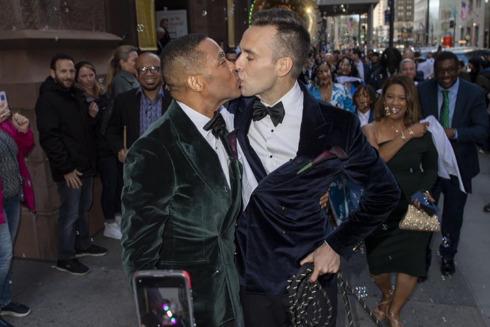 Don Lemon and Tim Malone kissing