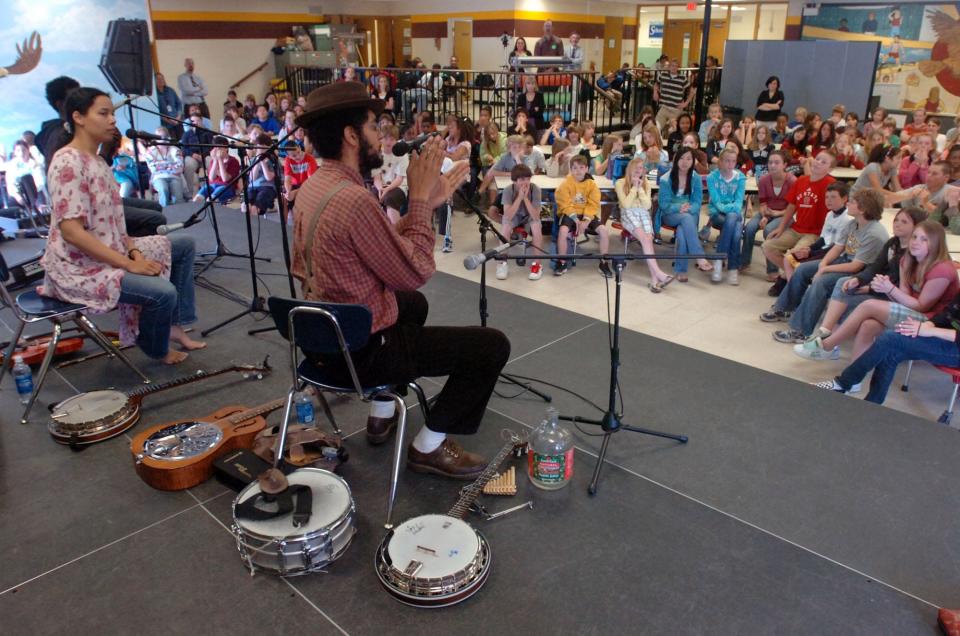 Carolina Chocolate Drops members Rhiannon Giddens (left) and Dom Flemons perform for students at Wilmington's Noble Middle School in 2008.