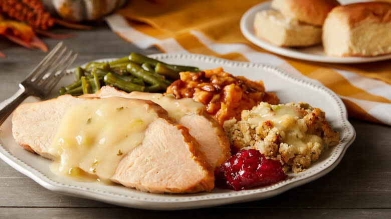 cracker barrel thanksgiving plate with cornbread dressing