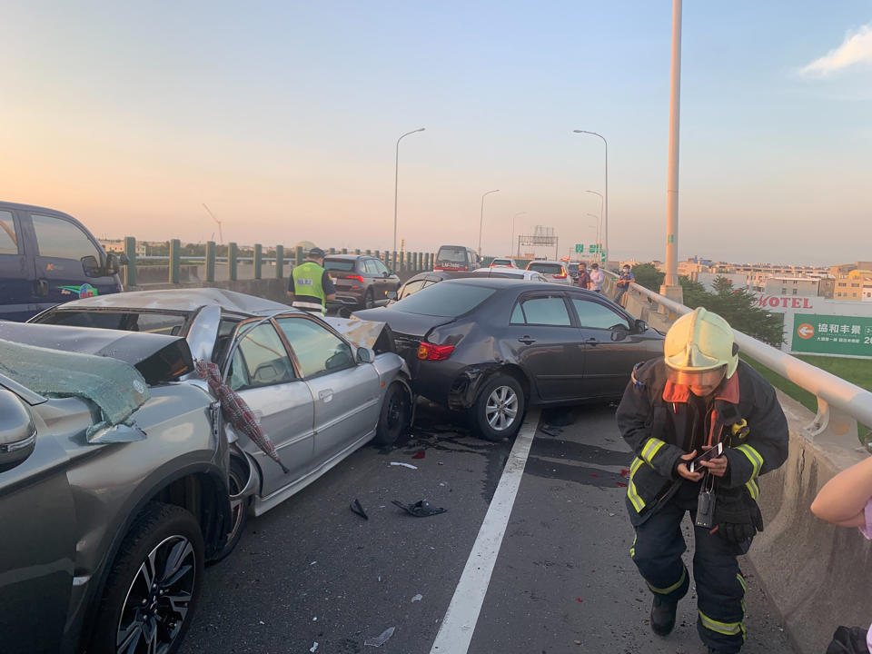 台61線西濱快速公路台中市清水路段，14日發生一輛大貨車追撞前車事故，共造成7輛車毀損。
（台中市消防局提供）
