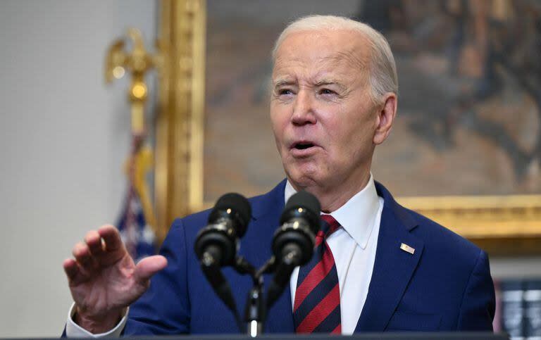 El presidente Joe Biden, al hablar sobre el colapso del puente de Baltimore, Maryland, en la Sala Roosevelt de la Casa Blanca en Washington, el 26 de marzo de 2024