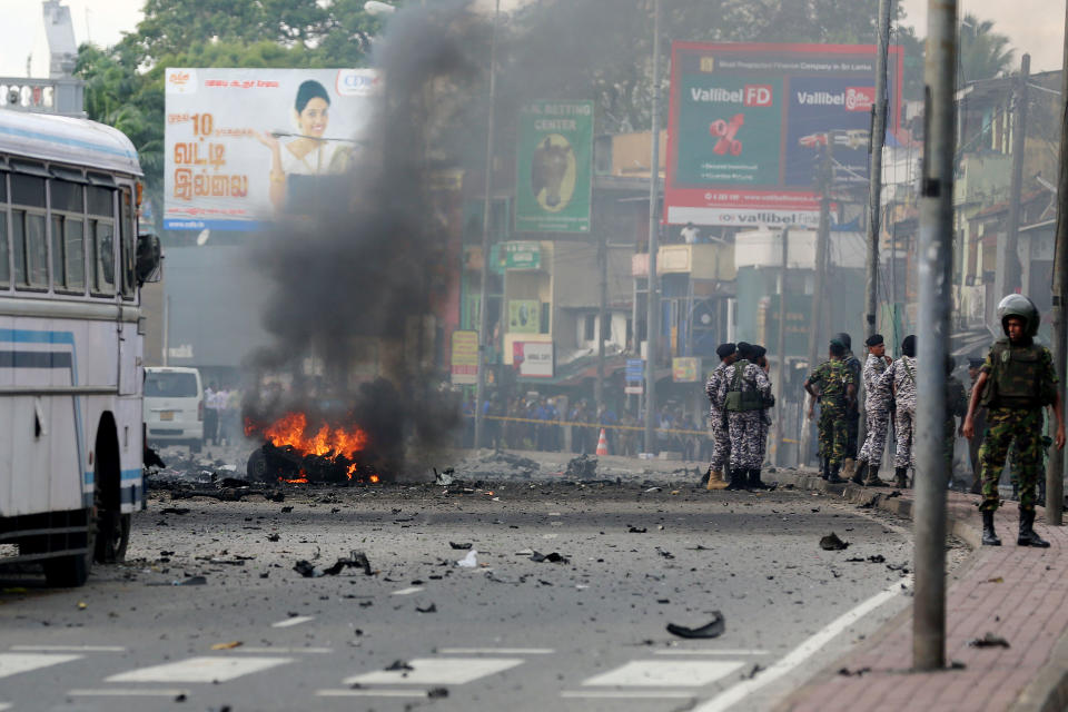 Soldaten der sri-lankischen Armee sichern das Gebiet um den St. Anthony’s Shrine nach einer Explosion in Colombo. (Bild: Lahiru Harshana/ZUMA Wire/dpa)