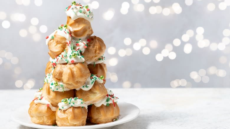 Le croquembouche a été disposé et décoré comme un sapin de Noël