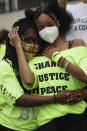 Ke'Moriae Font abraza a Mihrell Reece durante un acto para protestar las injusticias raciales y pedir que la policía rinda cuentas por sus excesos. Foto del 20 de junio del 2020 en Los Ángeles. (AP Photo/Marcio José Sánchez, File)