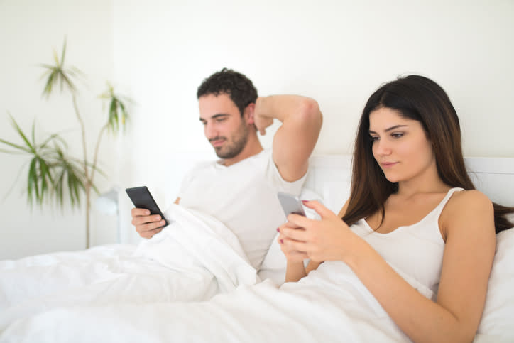 Probablemente, tu smartphone podría estar entrometiéndose en tu vida sexual. – Foto: Emir Memedovski/Getty Images