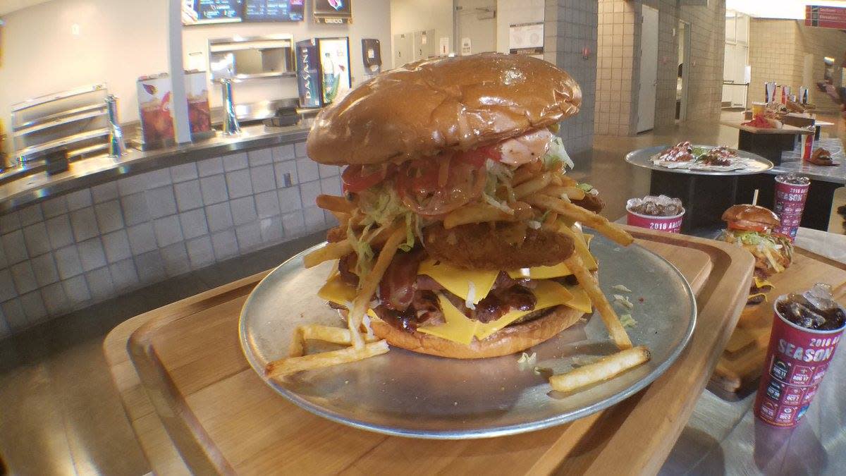 Foto del Gridiron Challenge, la hamburguesa que podrás comprar cuando vayas a un partido de los Arizona Cardinals. | Foto: Twitter