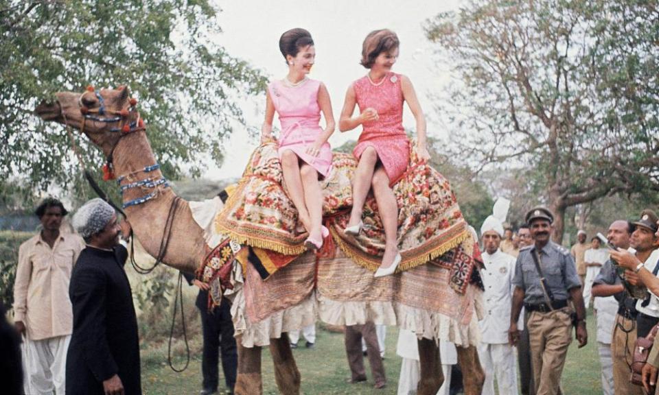 Lee Radziwill and Jackie Kennedy in Karachi in 1962.