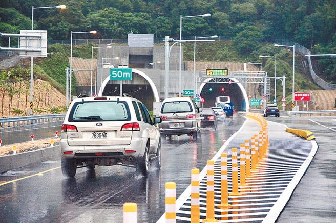 蘇花改長隧道速限60公里、仁水隧道50公里，駕駛人遵守行駛卻被當「龜速車」。（王志偉攝）