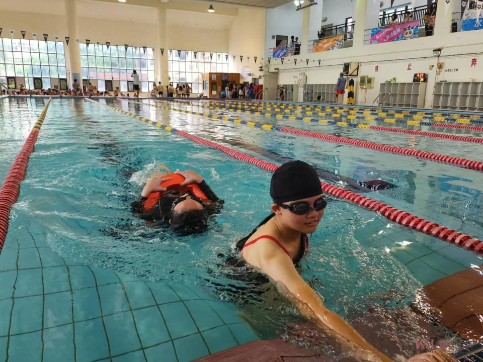 ▲彰化市中山國小舉辦校園「水上運動嘉年華會」，引導學童了解水域安全意識及自救技巧。（記者陳雅芳攝）