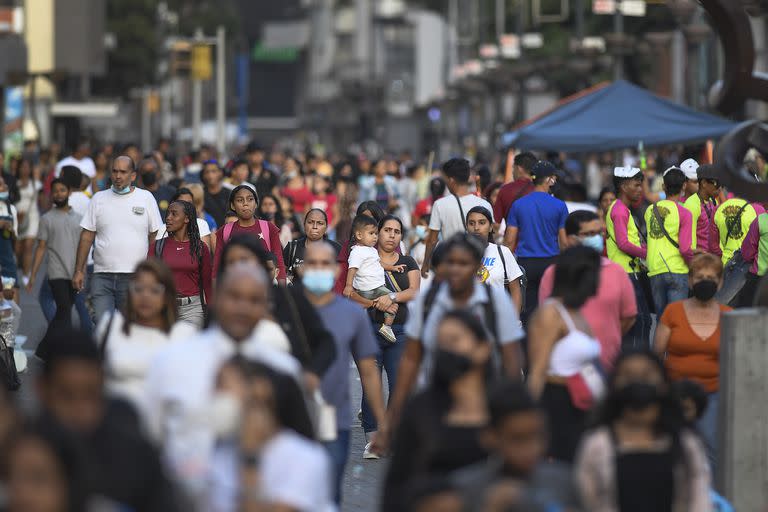 La gente compra a lo largo del bulevar Sabana Grande durante la puesta de sol en Caracas, el sábado pasado