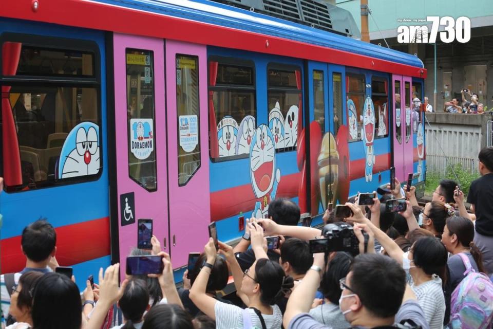 多啦A夢主題輕鐵列車即日起投入服務，不少粉絲和鐵路迷到場迎接。(董立華攝)