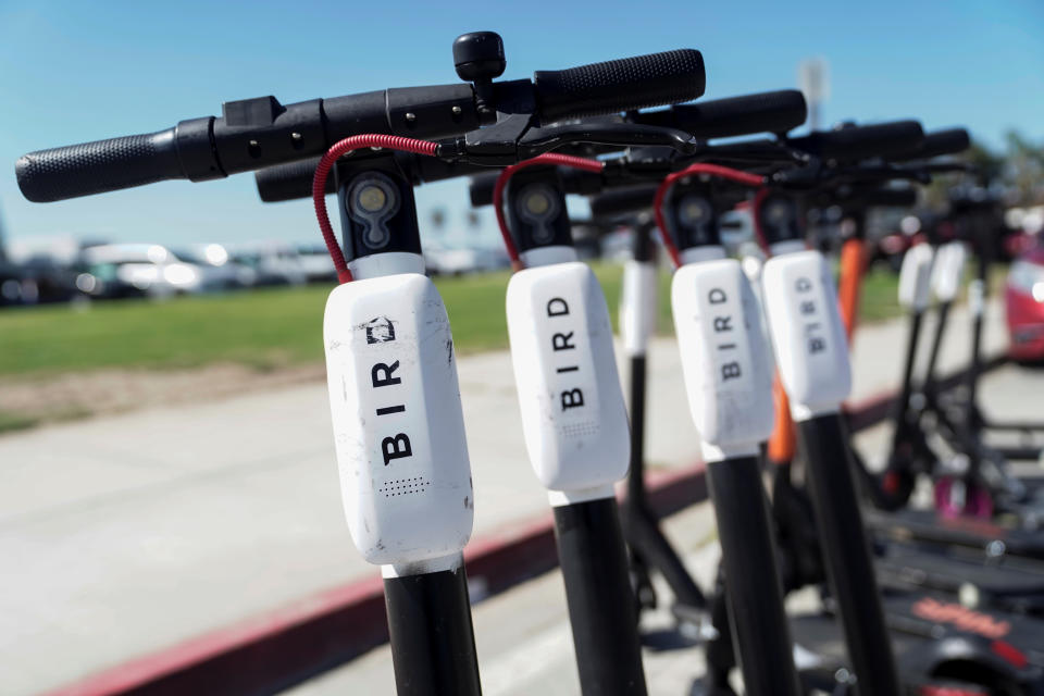 Patinetes elétricas de pássaros estão estacionadas no bairro de Ocean Beach, em San Diego, Califórnia, EUA, antes do feriado de 3 de julho de 2020 de julho de XNUMX. REUTERS/Bing Guan