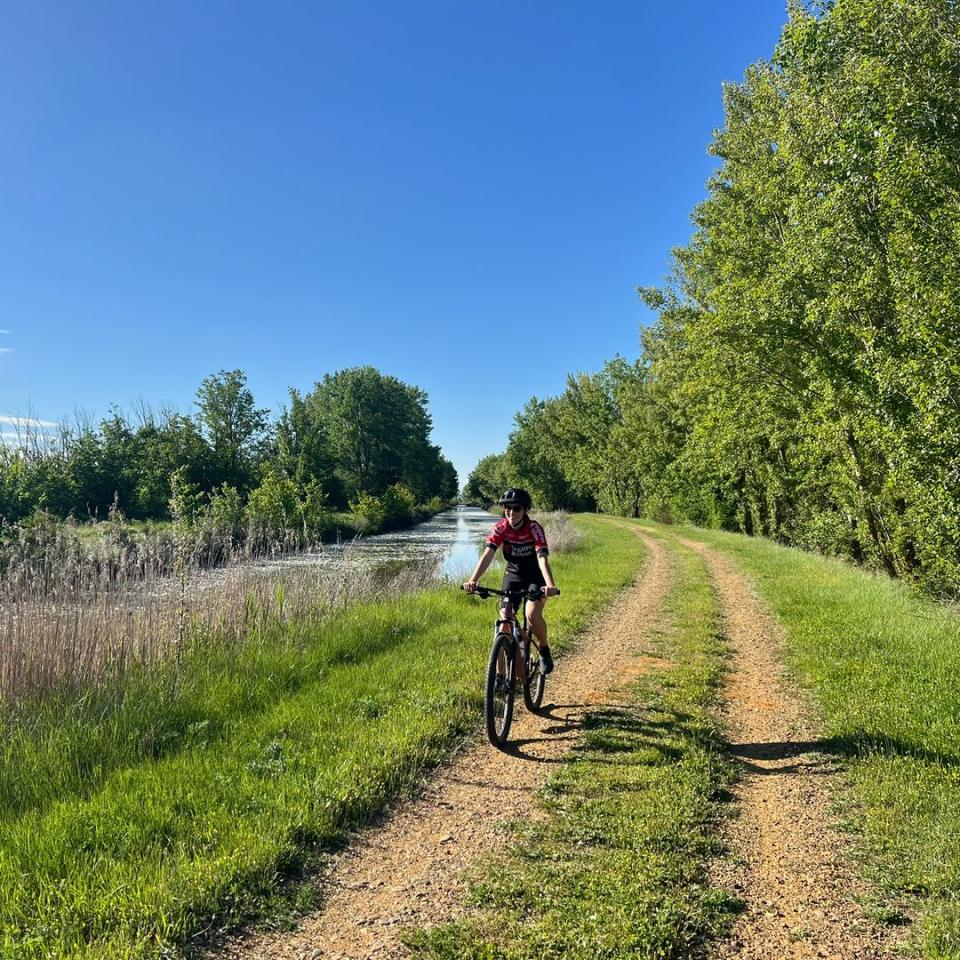 En bici junto al Canal de Castilla en Fromista, Palencia