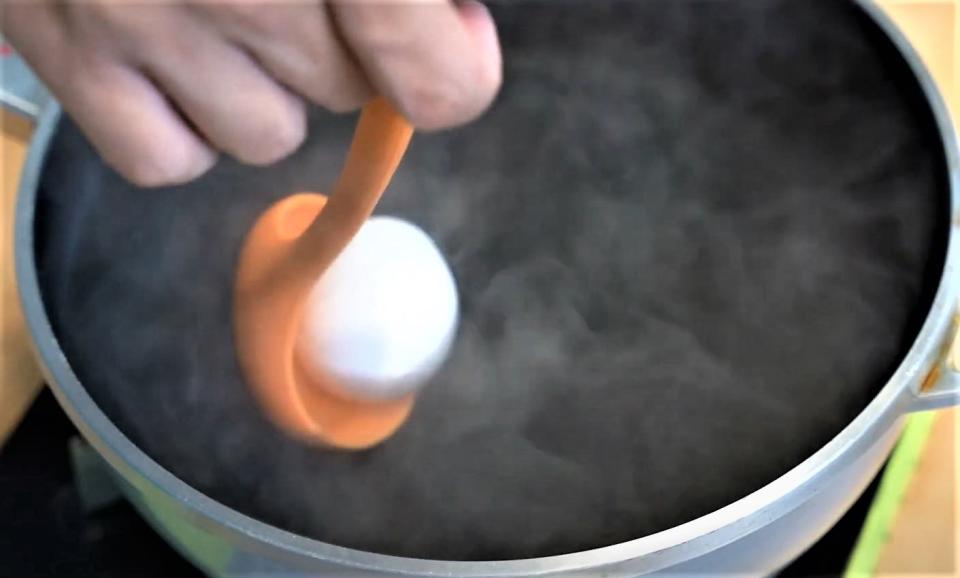 水滾煮沸後，直接關火，放入常溫的雞蛋。
