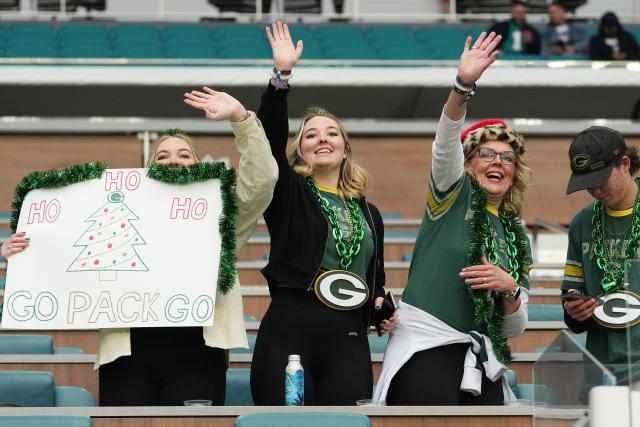 Packers upset the Dolphins on Christmas in Miami to improve their