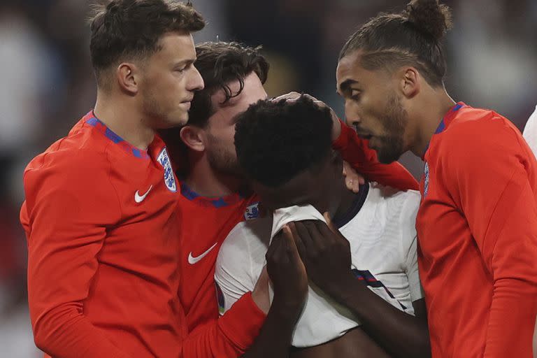 El joven Bukayo Saka no encuentra consuelo luego de fallar el penal que decretó la derrota de Inglaterra ante Italia en la final de la Eurocopa