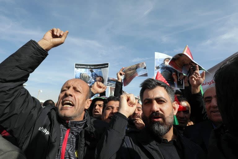 Manifestantes gritan consignas durante una protesta frente a la oficina de las Naciones Unidas (ONU), un día después de que varias áreas de la ciudad fueran alcanzadas por un ataque con misiles lanzado por el Cuerpo de la Guardia Revolucionaria Islámica de Irán (IRGC), en Erbil, la capital de la región kurda autónoma del norte de Irak a principios del 16 de enero de 2024 
(Photo by Safin HAMID / AFP)
