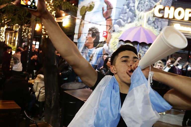 Un bar de Buenos Aires, un hincha argentino y la presencia virtual de Diego Maradona en la noche más gloriosa en 28 años... o 35.