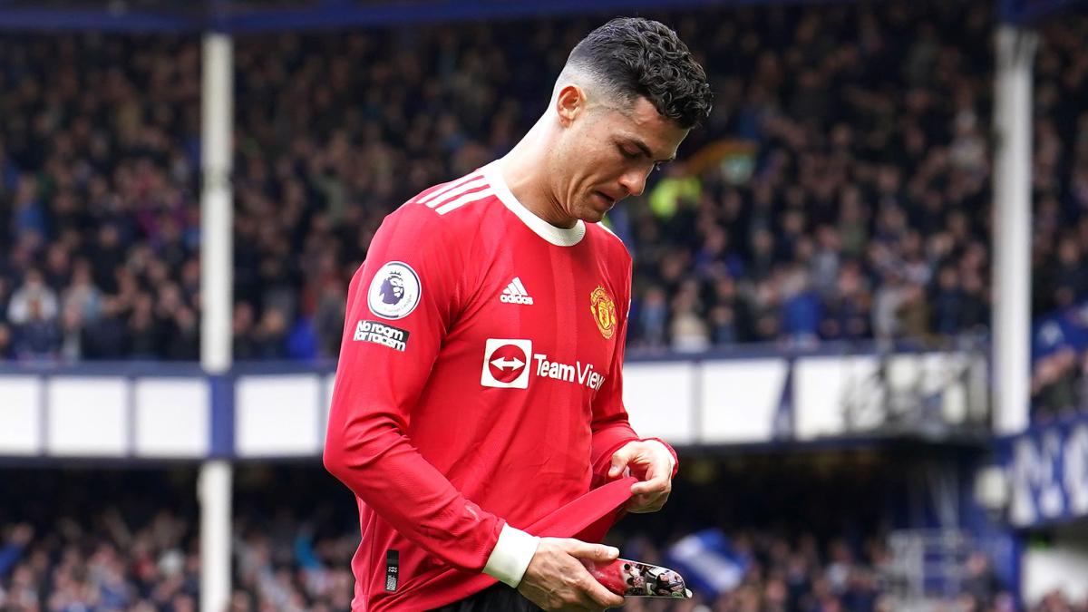 Ronaldo apologises after mobile phone incident following Man United loss