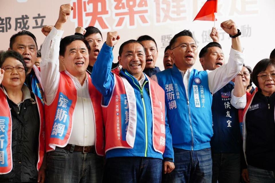 國民黨總統候選人侯友宜今（3）天出席藍營立委參選人張斯綱的競選總部成立大會。   圖：取自張斯綱臉書粉專。