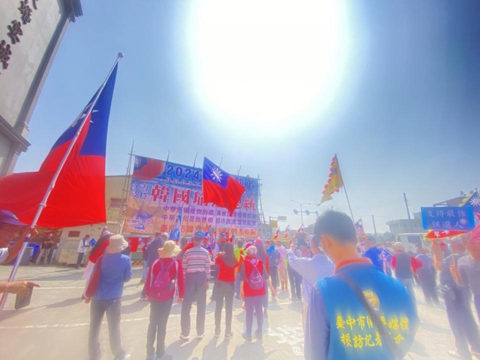 台南市韓友會豎立第一面大招牌，支持韓國瑜選總統。（記者張淑娟攝）