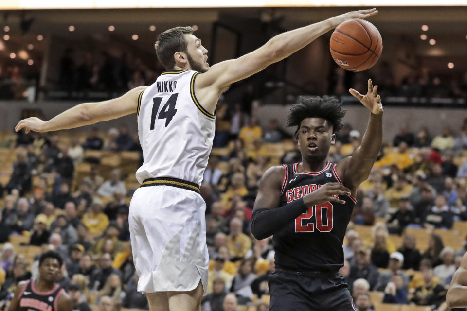 Georgia's Rayshaun Hammonds (20) passes around Missouri's Reed Nikko (14) during the first half of an NCAA college basketball game Tuesday, Jan. 28, 2020, in Columbia, Mo. (AP Photo/Jeff Roberson)