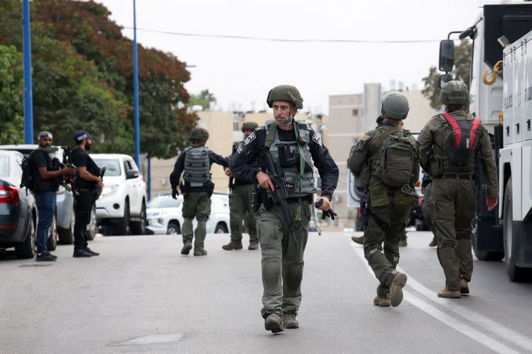 Las fuerzas de seguridad israelíes se despliegan en una zona donde murieron civiles en la ciudad sureña de Sderot el 7 de octubre de 2023