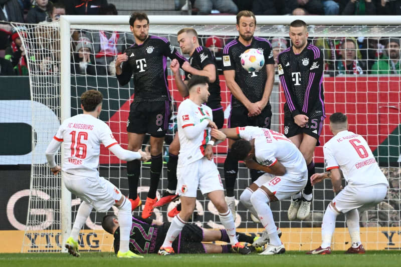 Augsburg's Ruben Vargas (L) takes a free kick during the German Bundesliga soccer match between FC Augsburg and Bayern Munich at the WWK-Arena. Sven Hoppe/dpa