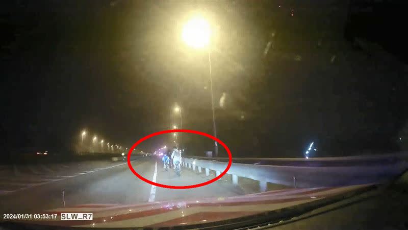 警方在國道路肩發現誤闖的小兄妺。（圖／翻攝畫面）