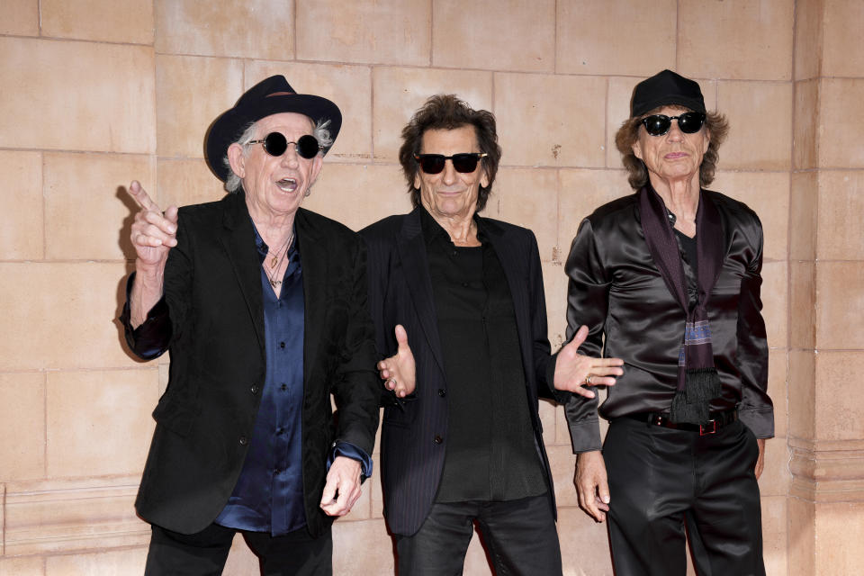 Keith Richards, de izquierda a derecha, Ronnie Wood, y Mick Jagger posan para retratos a su llegada al anuncio del lanzamiento de su álbum "Hackney Diamonds" el miércoles 6 de septiembre de 2023 en Londres. (Scott Garfitt/Invision/AP)