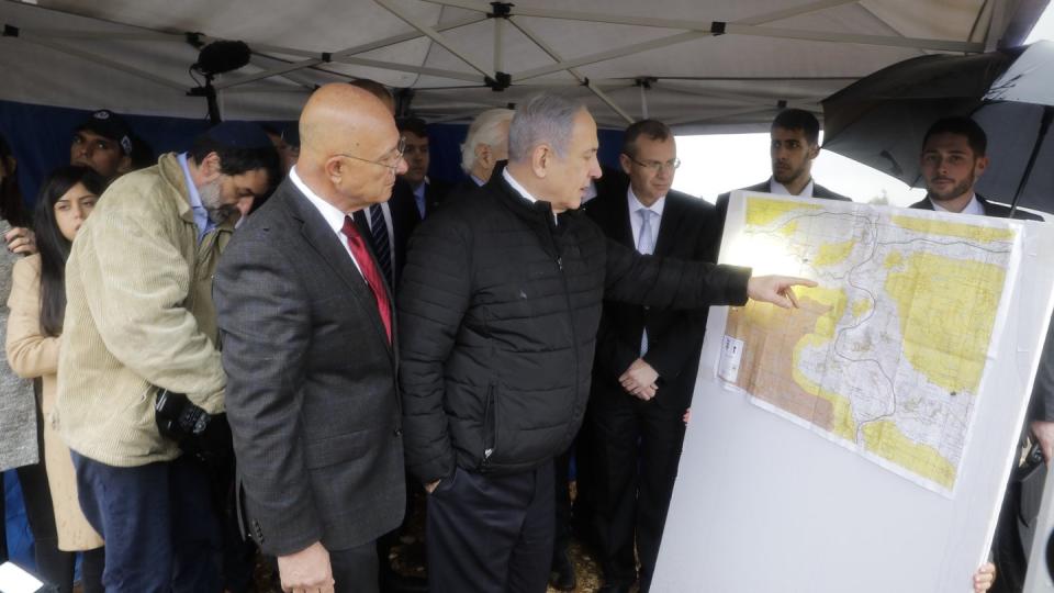 Israels Ministerpräsident Benjamin Netanjahu (4.v.r) während eines Besuchs der Siedlung Ariel im Westjordanland.