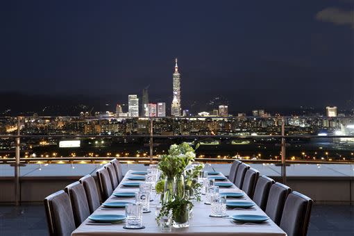 台北萬豪酒店以「千萬夜景」著稱的20樓高空煙燻碳烤酒吧餐廳INGE’S Bar & Grill 。（圖／台北萬豪酒店提供）