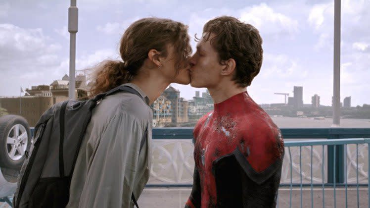 <strong>湯姆霍蘭德（右）、千黛亞（左）在《蜘蛛人：返校日》的吻戲。（圖／翻攝自 X）</strong>