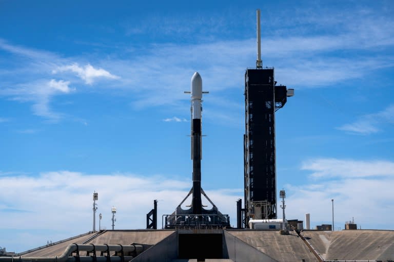 Photo diffusée par le ministère sud-coréen de la Défense, le 7 avril 2024, d'une fusée SpaceX Falcon 9 avant le lancement du deuxième satellite espion sud-coréen au Centre spatial John F. Kennedy, en Floride (Handout)