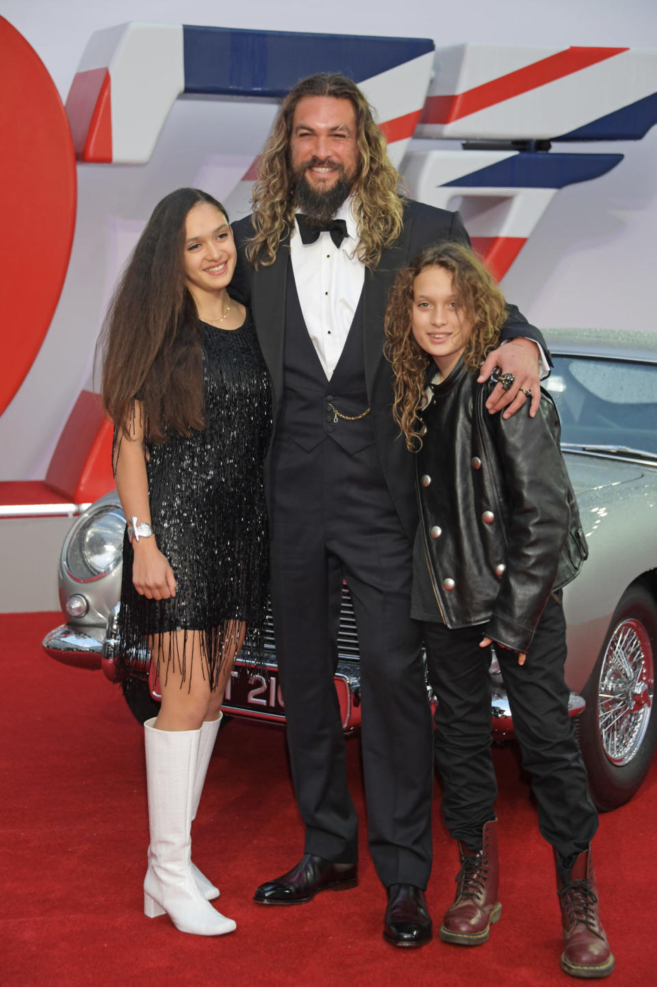 LONDON, ENGLAND – SEPTEMBER 28: (L to R) Lola Iolani Momoa, Jason Momoa and Nakoa-Wolf Manakauapo Namakaeha Momoa attend the World Premiere of “No Time To Die” at the Royal Albert Hall on September 28, 2021 in London, England. (Photo by David M. Benett/Dave Benett/Getty Images)