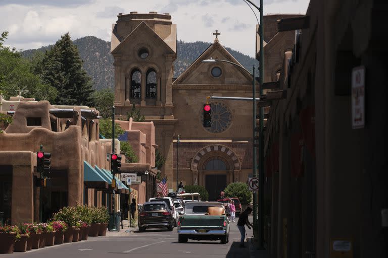 Calles tranquilas al mediodía en Santa Fe, Nuevo México, el lunes 17 de julio de 2023. En todo el sur, el calor no solo ha sido sorprendentemente severo, sino también anormalmente persistente.