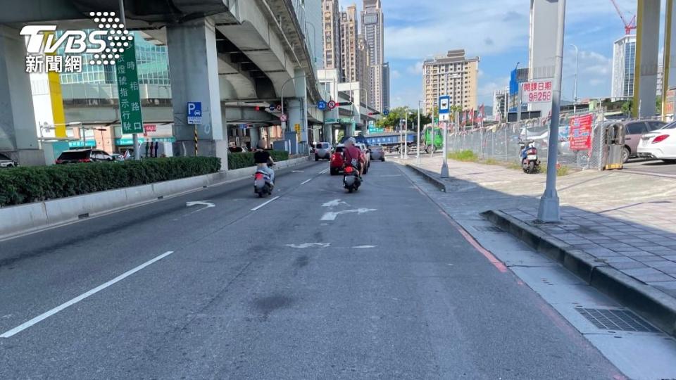 機車行駛在外側車道，遭內側欲右轉的賓士撞擊。（圖／TVBS）